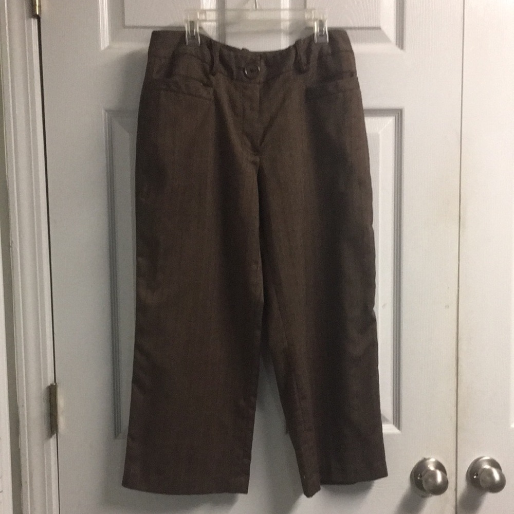 Relatively petite woven capris